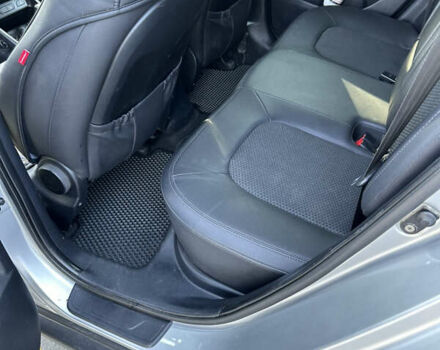 Серый Хендай их35, объемом двигателя 2 л и пробегом 224 тыс. км за 12500 $, фото 9 на Automoto.ua