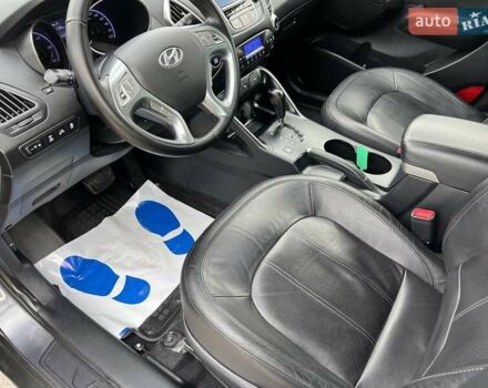 Серый Хендай их35, объемом двигателя 2 л и пробегом 200 тыс. км за 12900 $, фото 51 на Automoto.ua