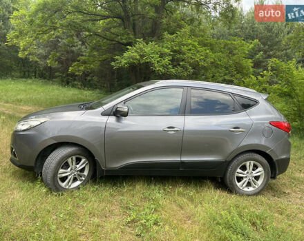 Серый Хендай их35, объемом двигателя 1.7 л и пробегом 227 тыс. км за 9900 $, фото 1 на Automoto.ua