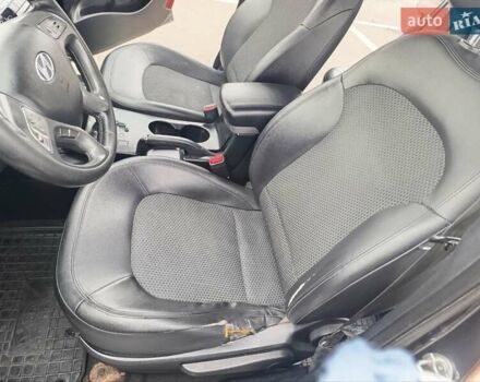 Серый Хендай их35, объемом двигателя 2 л и пробегом 238 тыс. км за 10000 $, фото 16 на Automoto.ua