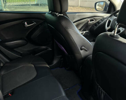 Серый Хендай их35, объемом двигателя 2 л и пробегом 237 тыс. км за 10900 $, фото 11 на Automoto.ua