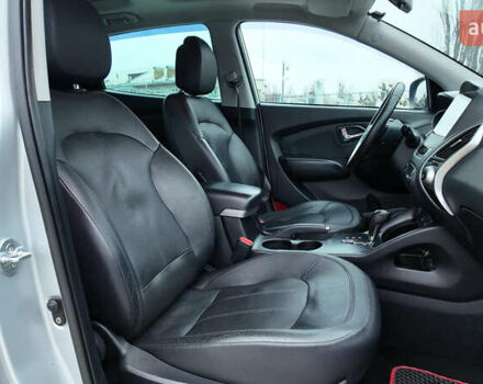 Серый Хендай их35, объемом двигателя 2 л и пробегом 174 тыс. км за 13990 $, фото 15 на Automoto.ua