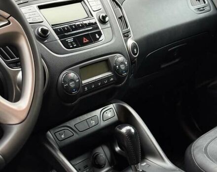 Серый Хендай их35, объемом двигателя 2 л и пробегом 190 тыс. км за 12500 $, фото 9 на Automoto.ua