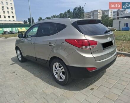 Серый Хендай их35, объемом двигателя 2 л и пробегом 193 тыс. км за 10999 $, фото 2 на Automoto.ua