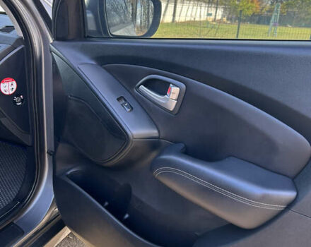 Серый Хендай их35, объемом двигателя 2 л и пробегом 237 тыс. км за 10900 $, фото 9 на Automoto.ua