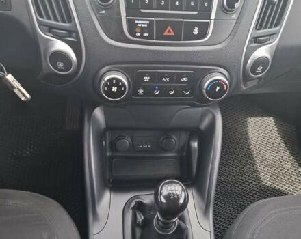 Серый Хендай их35, объемом двигателя 2 л и пробегом 193 тыс. км за 10999 $, фото 24 на Automoto.ua