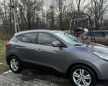 Серый Хендай их35, объемом двигателя 2 л и пробегом 190 тыс. км за 12500 $, фото 4 на Automoto.ua