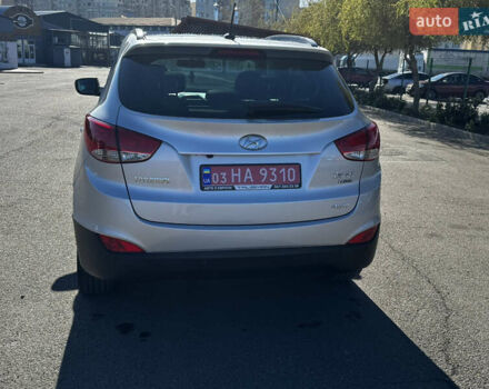 Серый Хендай их35, объемом двигателя 2 л и пробегом 229 тыс. км за 13500 $, фото 4 на Automoto.ua