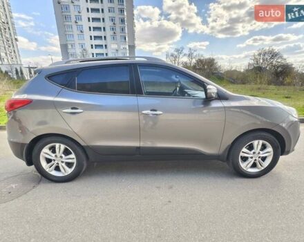 Серый Хендай их35, объемом двигателя 2 л и пробегом 187 тыс. км за 12900 $, фото 4 на Automoto.ua