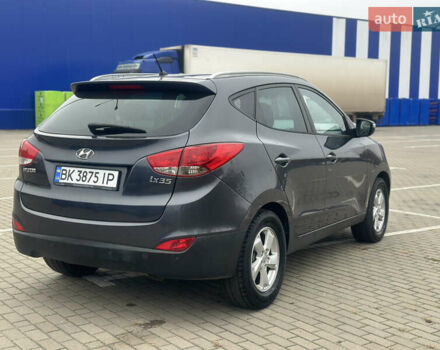 Серый Хендай их35, объемом двигателя 2 л и пробегом 170 тыс. км за 11700 $, фото 7 на Automoto.ua