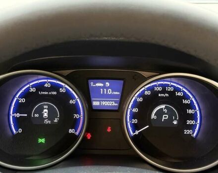 Серый Хендай их35, объемом двигателя 2 л и пробегом 190 тыс. км за 12500 $, фото 11 на Automoto.ua
