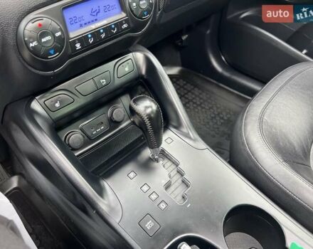 Серый Хендай их35, объемом двигателя 2 л и пробегом 200 тыс. км за 12900 $, фото 60 на Automoto.ua