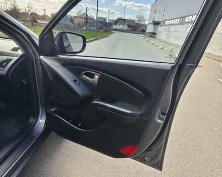 Серый Хендай их35, объемом двигателя 2 л и пробегом 187 тыс. км за 12900 $, фото 19 на Automoto.ua