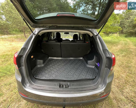 Серый Хендай их35, объемом двигателя 1.7 л и пробегом 227 тыс. км за 9900 $, фото 2 на Automoto.ua