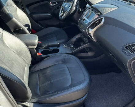 Серый Хендай их35, объемом двигателя 2 л и пробегом 229 тыс. км за 13500 $, фото 22 на Automoto.ua