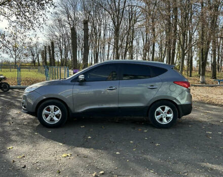 Серый Хендай их35, объемом двигателя 2 л и пробегом 237 тыс. км за 10900 $, фото 2 на Automoto.ua