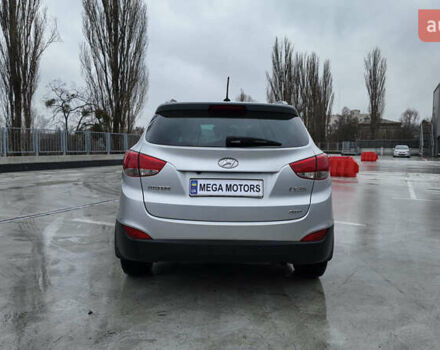 Серый Хендай их35, объемом двигателя 2 л и пробегом 174 тыс. км за 13990 $, фото 4 на Automoto.ua