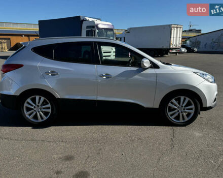 Серый Хендай их35, объемом двигателя 2 л и пробегом 229 тыс. км за 13500 $, фото 6 на Automoto.ua