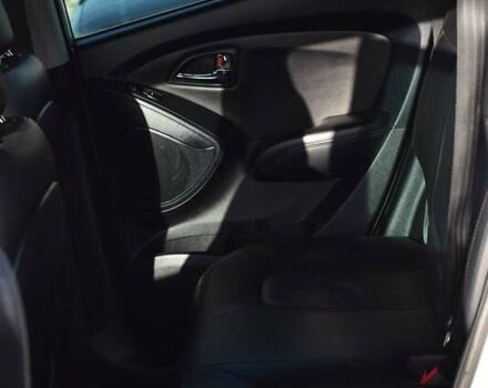 Серый Хендай их35, объемом двигателя 2 л и пробегом 201 тыс. км за 12900 $, фото 17 на Automoto.ua