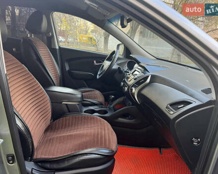 Серый Хендай их35, объемом двигателя 2 л и пробегом 156 тыс. км за 9999 $, фото 18 на Automoto.ua