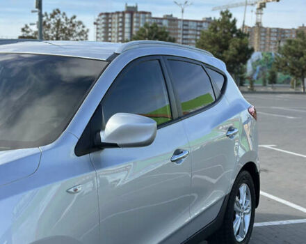 Сірий Хендай іх35, об'ємом двигуна 2 л та пробігом 190 тис. км за 12500 $, фото 2 на Automoto.ua