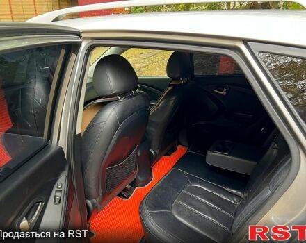 Серый Хендай их35, объемом двигателя 2 л и пробегом 156 тыс. км за 11999 $, фото 7 на Automoto.ua