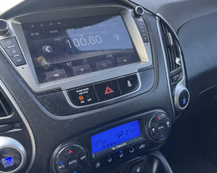 Сірий Хендай іх35, об'ємом двигуна 2 л та пробігом 228 тис. км за 13500 $, фото 5 на Automoto.ua