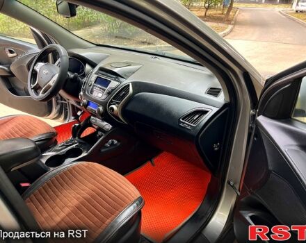 Серый Хендай их35, объемом двигателя 2 л и пробегом 156 тыс. км за 11999 $, фото 5 на Automoto.ua