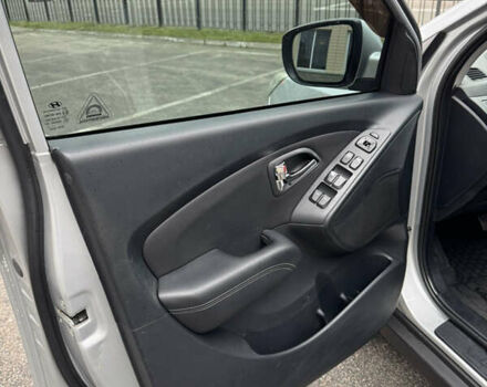 Серый Хендай их35, объемом двигателя 2 л и пробегом 204 тыс. км за 11500 $, фото 6 на Automoto.ua