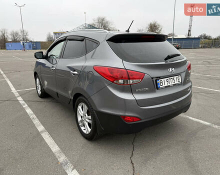 Серый Хендай их35, объемом двигателя 2 л и пробегом 153 тыс. км за 12500 $, фото 5 на Automoto.ua