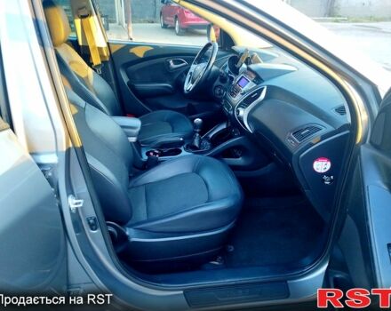 Сірий Хендай іх35, об'ємом двигуна 2 л та пробігом 230 тис. км за 11750 $, фото 7 на Automoto.ua