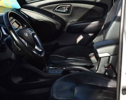 Серый Хендай их35, объемом двигателя 2 л и пробегом 201 тыс. км за 12900 $, фото 11 на Automoto.ua