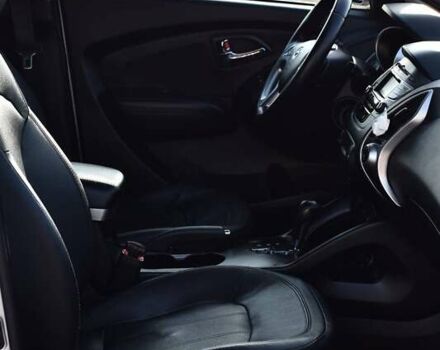 Серый Хендай их35, объемом двигателя 2 л и пробегом 201 тыс. км за 12900 $, фото 9 на Automoto.ua