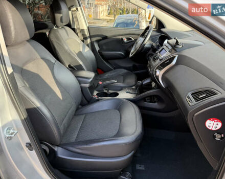 Серый Хендай их35, объемом двигателя 2 л и пробегом 210 тыс. км за 12700 $, фото 24 на Automoto.ua