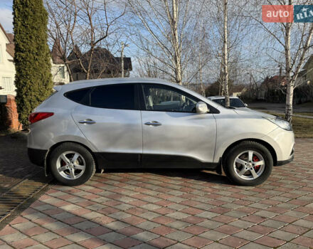 Серый Хендай их35, объемом двигателя 2 л и пробегом 210 тыс. км за 12700 $, фото 4 на Automoto.ua