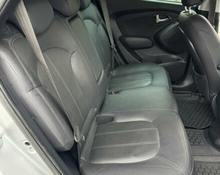 Серый Хендай их35, объемом двигателя 2 л и пробегом 204 тыс. км за 11500 $, фото 9 на Automoto.ua