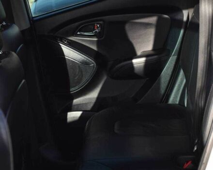 Серый Хендай их35, объемом двигателя 2 л и пробегом 201 тыс. км за 12900 $, фото 17 на Automoto.ua