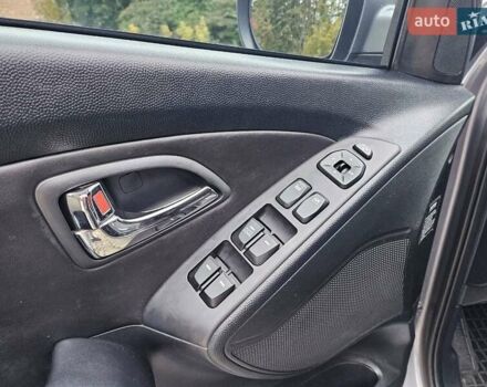 Серый Хендай их35, объемом двигателя 2 л и пробегом 230 тыс. км за 13700 $, фото 4 на Automoto.ua