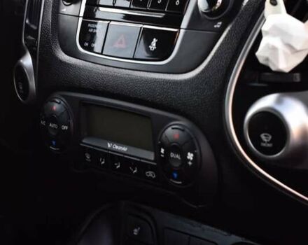 Серый Хендай их35, объемом двигателя 2 л и пробегом 201 тыс. км за 12900 $, фото 15 на Automoto.ua