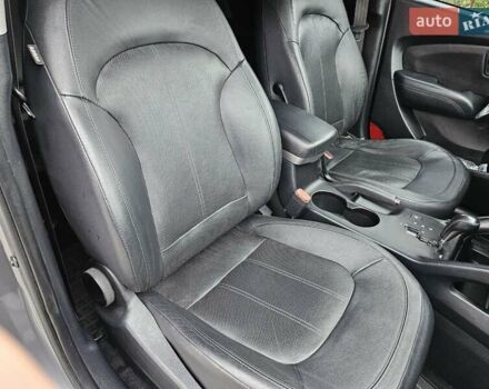 Серый Хендай их35, объемом двигателя 2 л и пробегом 230 тыс. км за 13700 $, фото 5 на Automoto.ua