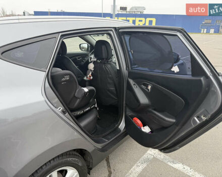 Серый Хендай их35, объемом двигателя 2 л и пробегом 153 тыс. км за 12500 $, фото 9 на Automoto.ua