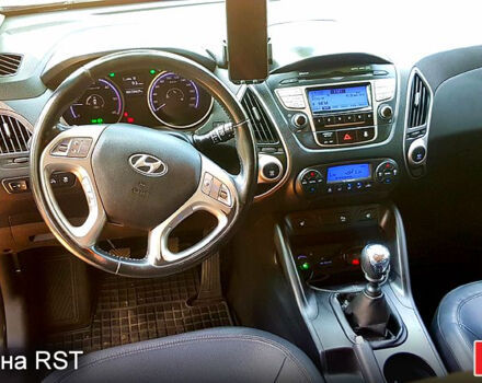 Сірий Хендай іх35, об'ємом двигуна 2 л та пробігом 235 тис. км за 11100 $, фото 3 на Automoto.ua