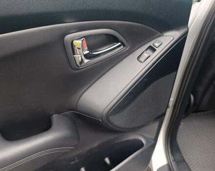 Сірий Хендай іх35, об'ємом двигуна 2 л та пробігом 240 тис. км за 11900 $, фото 5 на Automoto.ua