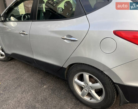 Сірий Хендай іх35, об'ємом двигуна 2 л та пробігом 228 тис. км за 13500 $, фото 4 на Automoto.ua