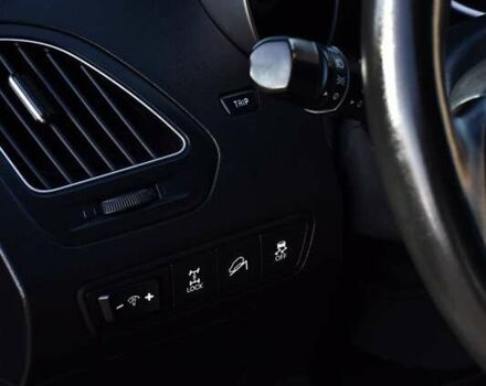 Серый Хендай их35, объемом двигателя 2 л и пробегом 201 тыс. км за 12900 $, фото 8 на Automoto.ua