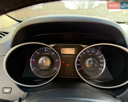 Серый Хендай их35, объемом двигателя 2 л и пробегом 210 тыс. км за 12700 $, фото 18 на Automoto.ua