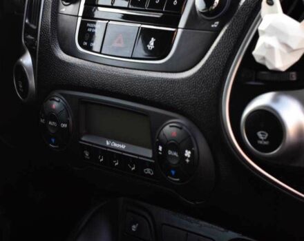 Серый Хендай их35, объемом двигателя 2 л и пробегом 201 тыс. км за 12900 $, фото 15 на Automoto.ua