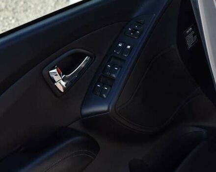 Серый Хендай их35, объемом двигателя 2 л и пробегом 201 тыс. км за 12900 $, фото 7 на Automoto.ua