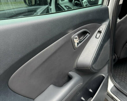 Серый Хендай их35, объемом двигателя 2 л и пробегом 204 тыс. км за 11500 $, фото 8 на Automoto.ua