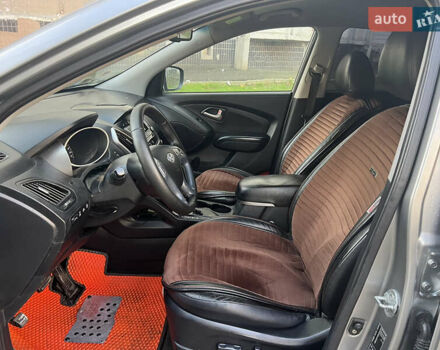 Серый Хендай их35, объемом двигателя 2 л и пробегом 156 тыс. км за 9999 $, фото 16 на Automoto.ua